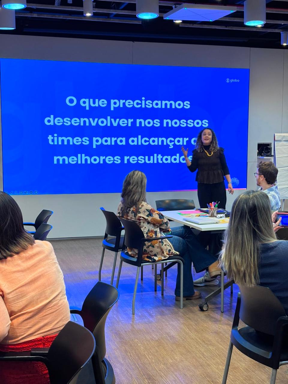 Clarice Sousa conduzindo um treinamento corporativo