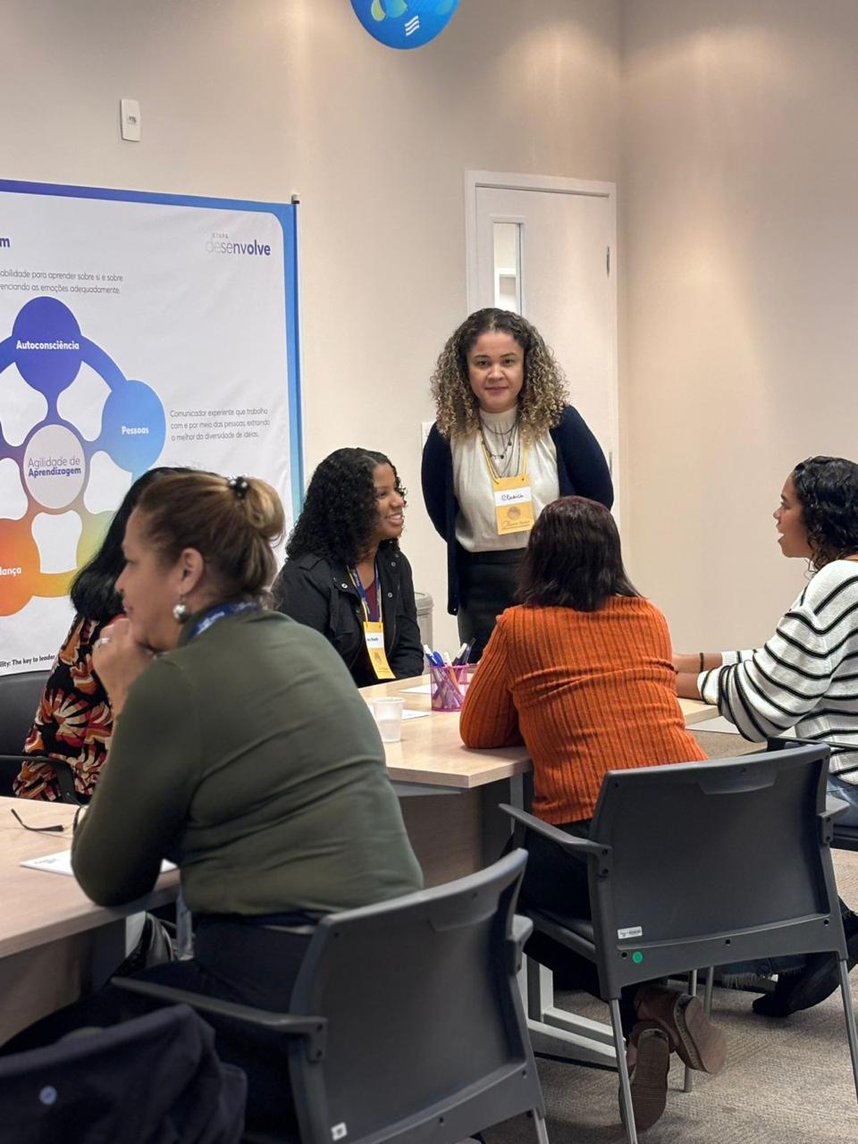 Clarice Sousa em dinâmica com participantes de treinamento