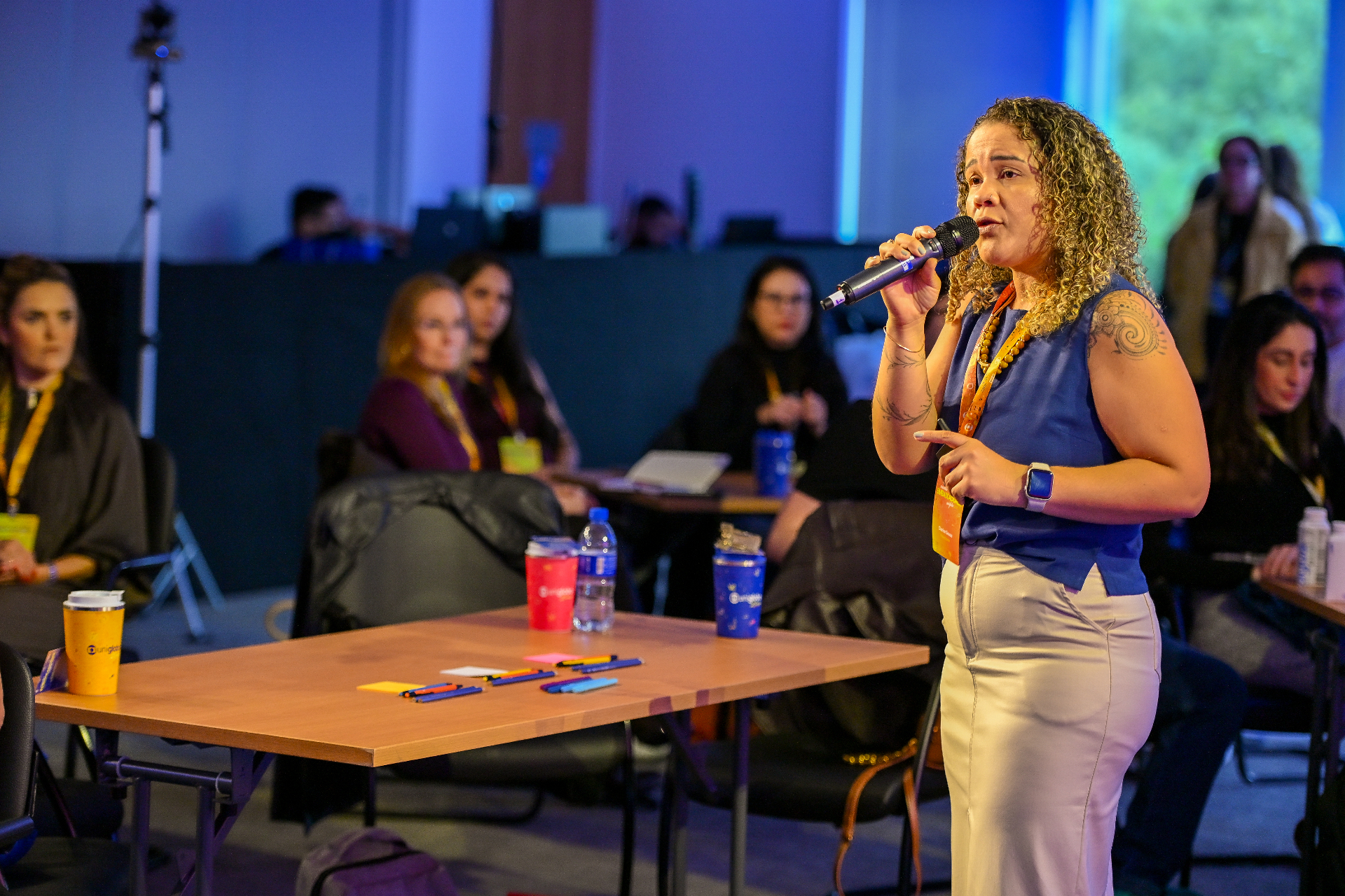 Clarice Sousa falando em um evento corporativo